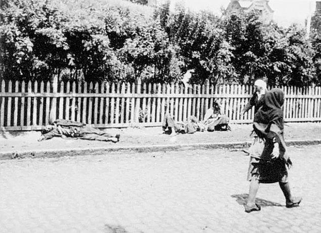 14. 1930'ların başında Ukrayna'da kıtlıktan ölen insanlar.