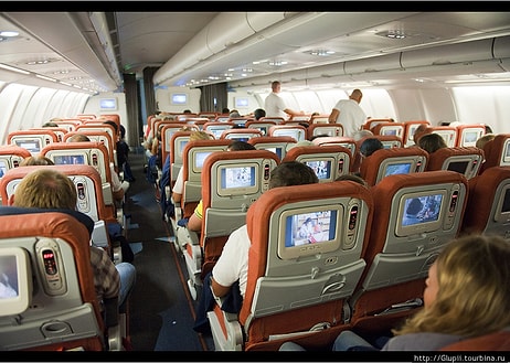 Бортпроводник предупреждает: "Не используйте наушники в самолете!"