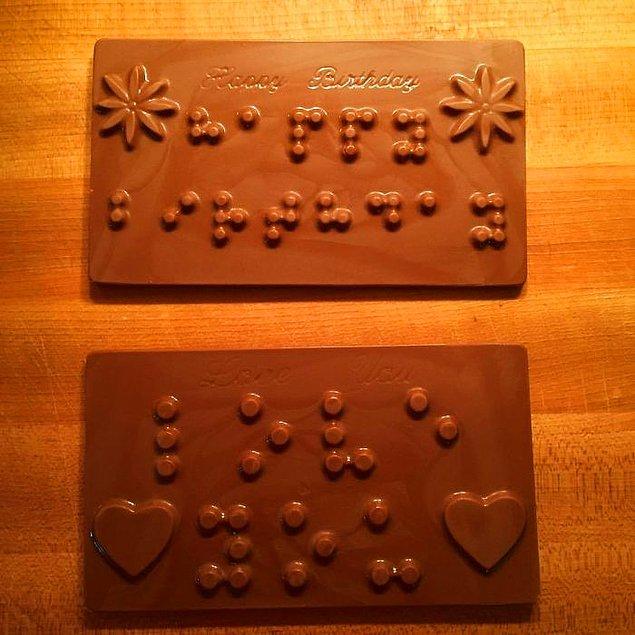 5. "Kızım görme engelli, 9. yaş gününde ona üzerinde mesaj olan bir çikolata yaptırdık. 'Seni seviyorum' ve 'İyi yıllar' yazıyordu."