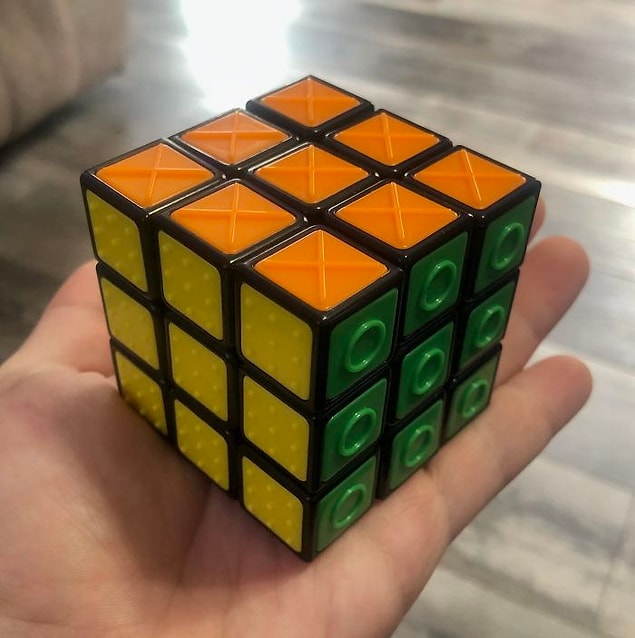 9. Görme engelli bireyler için rubik küpü: