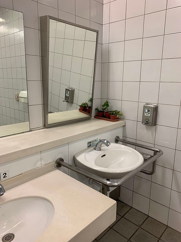 11. Hem lavabo hem de ayna engelli bireyler için tasarlanmış.