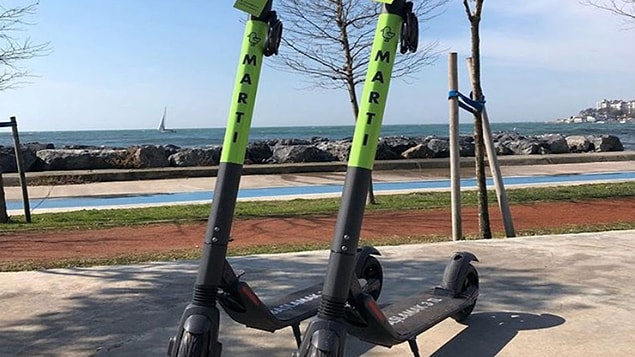 'Karayolunda elektrikli scooter kullanmak'