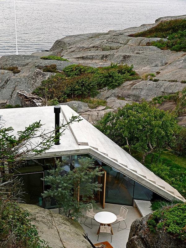 16. Norveç'te kayaların üzerine inşa edilmiş bu evde sessizliğin tadına varabilirsiniz.