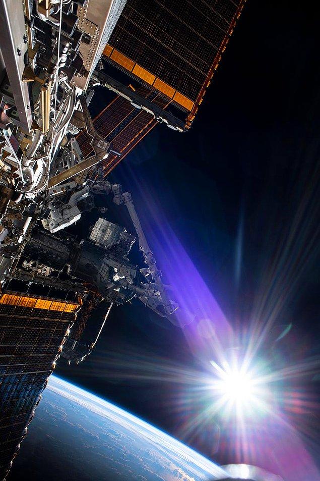 13. Chris Cassidy'nin dördüncü uzay yürüyüşü sırasında Güneş Dünya'nın üzerinde.
