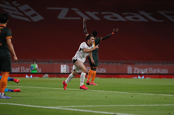 Trabzonspor, 25.dakika Abdülkadir Ömür'ün golüyle 1-0 öne geçti.