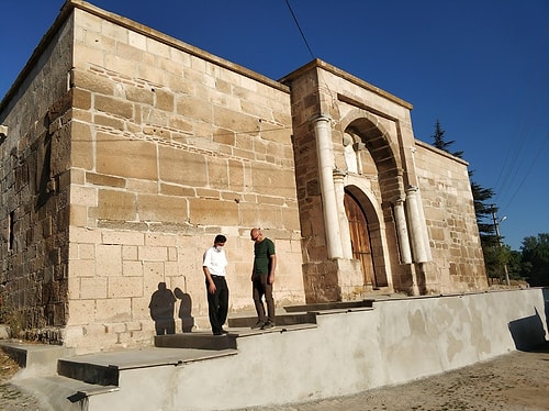 Muhtardan 700 Yıllık Kervansaraya 'Korsan' Restorasyon: Merdivenler Mermerle Kaplandı, Duvar Çimentoyla Sıvandı