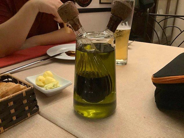 1. "İtalyan restoranlarında sirke ve zeytinyağını böyle bir şişeyle servis ediyorlar."