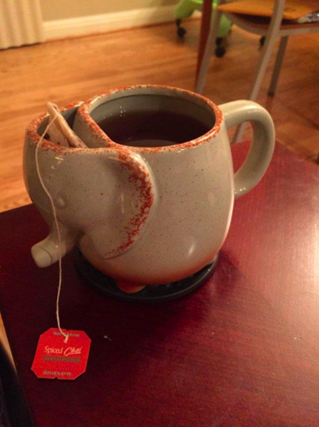 18. Poşet çayı atmaya üşenenlere yönelik yapılan bu kupa tasarımı: