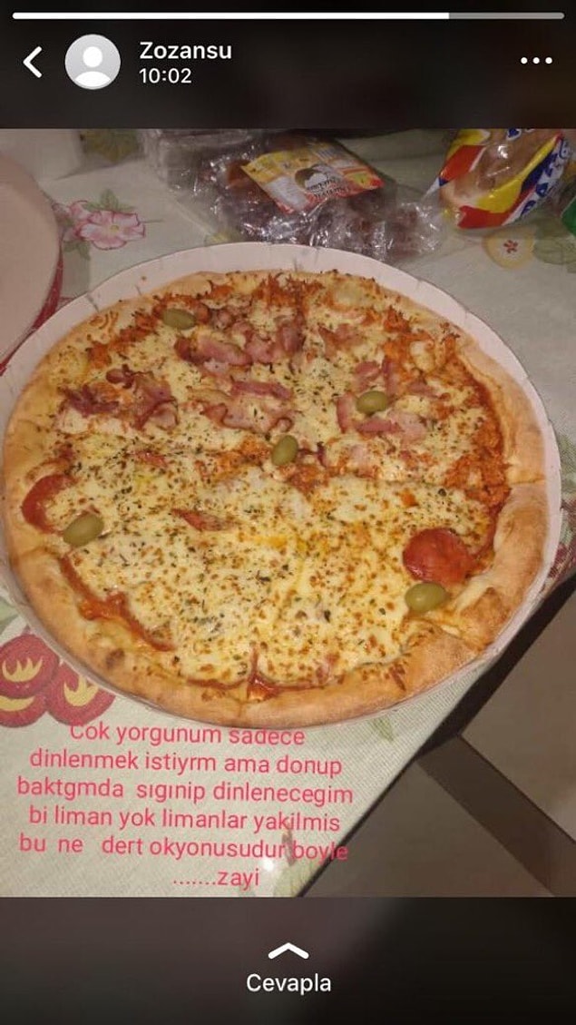 3. Der okyanuslarında yüzerken pizza qeyfi.