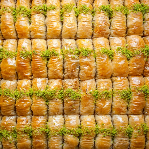 9. Bayramdan bir gece önce evde baklava açmak
