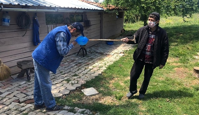 12. Büyüklerimizin elini öpmek