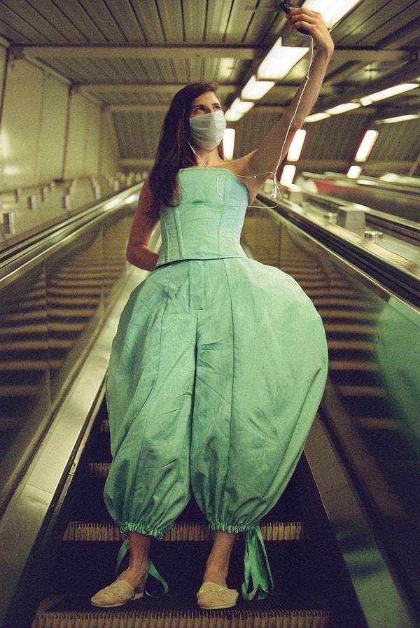 Bir Vogue yazarı denemek için New York metrosunda etek altına giyilen tarlatanlı içliği giydi ve yorumladı.