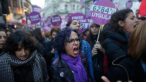 Kadın örgütleri ise çekilmek bir yana sözleşmenin tam olarak uygulanmasını talep etti. Sosyal medyada #İstanbulSözleşmesiYaşatır etiketiyle çağrılar yapıldı.