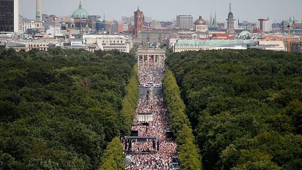 Alman polisine göre gösteriye 17 bin kişi katıldı.