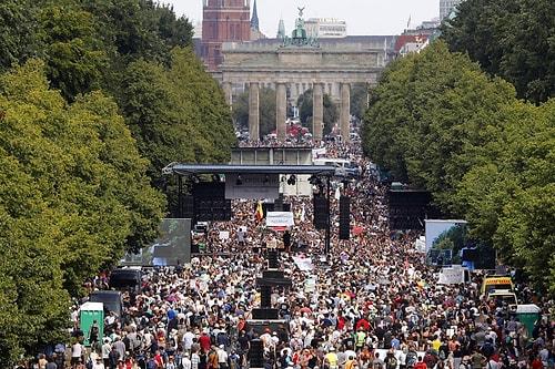 Berlin'de Binlerce Kişi Koronavirüs Önlemlerine Karşı Yürüdü