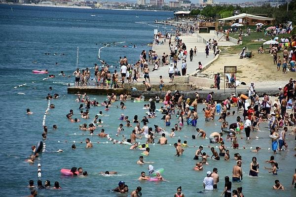 Sağlık Bakanı Fahrettin Koca ise sahile giden vatandaşları sosyal medya hesabından şu sözlerle uyardı: “Birinci dalga sahillere indi. Tatilde dikkatli olalım.”