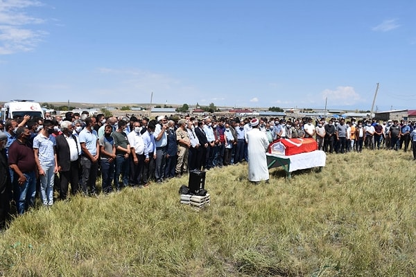 Digor ilçesine bağlı Kocaköy köyüne getirilen Özçalimli'nin naaşı, Asri Mezarlık'ta kılınan cenaze namazının ardından toprağa verildi.