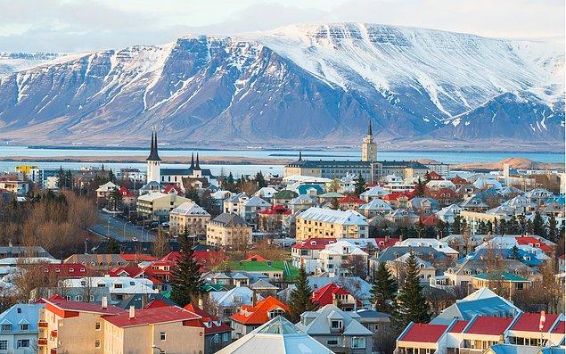 11. İzlanda'da herkes kilise vergisi öder ama kiliseye bağı olmayanların vergisi İzlanda Üniversitesi'ne gider.