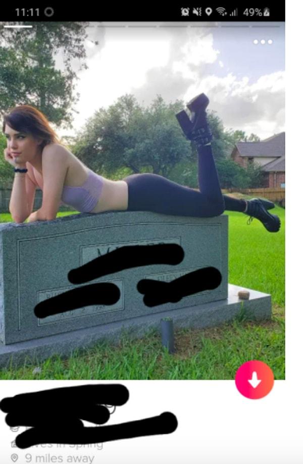 17. Mezar taşlarının tepesinde Tinder hesabı için fotoğraf çektirmeyi alışkanlık haline getiren bir garip insan: