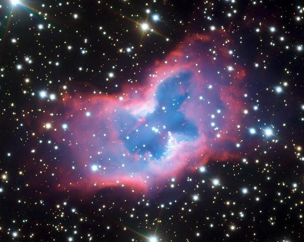 Merkez yıldızlar ve gaz bulutları birleşerek ortaya bu renkli ve büyüleyici görüntü çıkıyor.