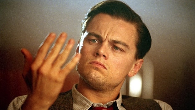 Bakalım hangi ünlüler OKB'den muzdarip? Dünyanın en ünlü aktörlerinden biri olan Leonardo DiCaprio ilk ismimiz. Çocukluğunda da bu rahatsızlıkla mücadele eden yıldızın hastalığı Aviator filmi çekimlerinde nüksetmiş.
