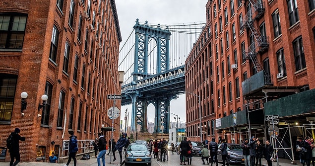 Arıkan, lisede başarılı bir öğrenci olduğu için Pratt Institute'den kolaylıkla burs kazanmış ve üniversite eğitimi için Brooklyn'e gitmiş...