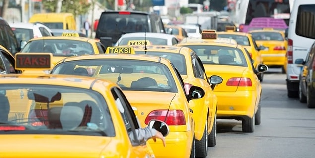 Kendileri dışında ülkede bulunan neredeyse tüm özel taşıma yapan araçlara savaş açan taksiciler her gün yeni bir olayla, durumla ve istekle karşımıza çıkıyor.