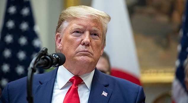 ABD Başkanı Donald Trump'ın da ileri derecede obsesif kompulsif bozukluğa sahip olduğu iddia ediliyor. İddia ediliyor diyorum çünkü bu konuda kendisinin bir açıklaması olmamakla birlikte, onu destekleyenler bunun bir karalama kampanyası olduğunu düşünüyor. Şahsi fikrim bu neticede bir hastalık ise bunun karalaması olmaz, bir dedikodu çıktıysa doğrudur ama belki abartılmıştır diye düşünüyorum.