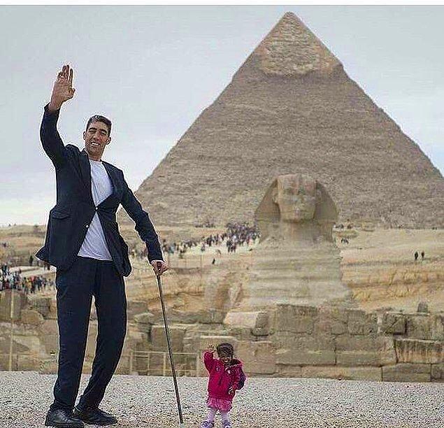 15. Dünyanın en kısa kadını ve en uzun adamı, piramit önünde bizi selamlıyor.