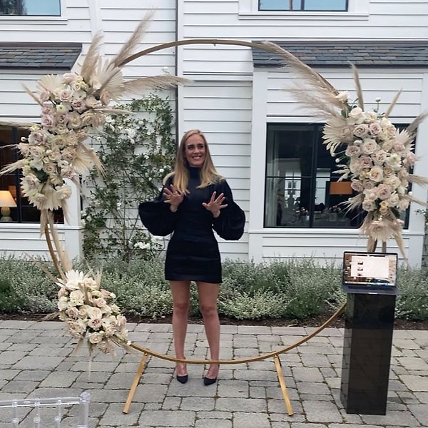 Адель ранее вызвала сенсацию с этой фотографией со дня своего рождения.