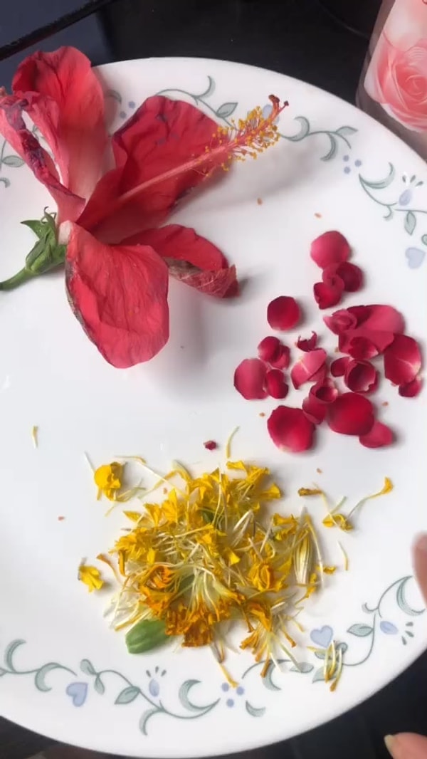 Изготовление тоника для лица из цветов и растений также является одной из новых тенденций.