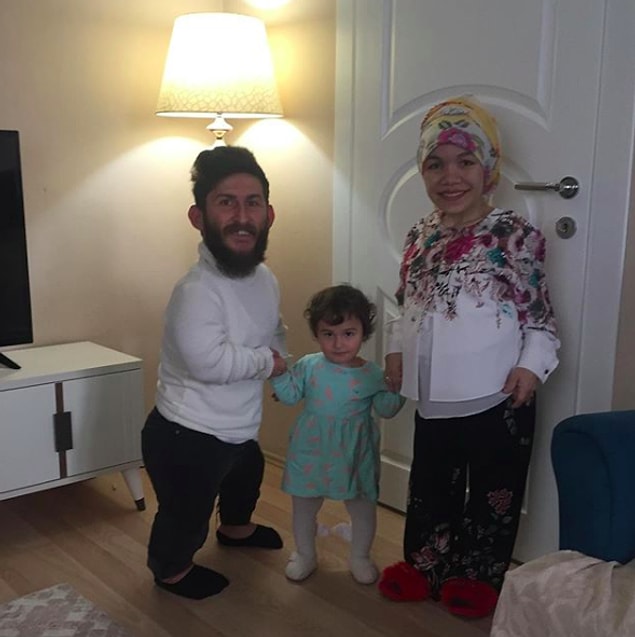 Aynı eleştiri Şevki ve Mine isimli çifte de yapılıyor. Hifanur ismini verdikleri kızlarının, babası Şevki gibi yürümekte zorluk çektiği söyleniyor.