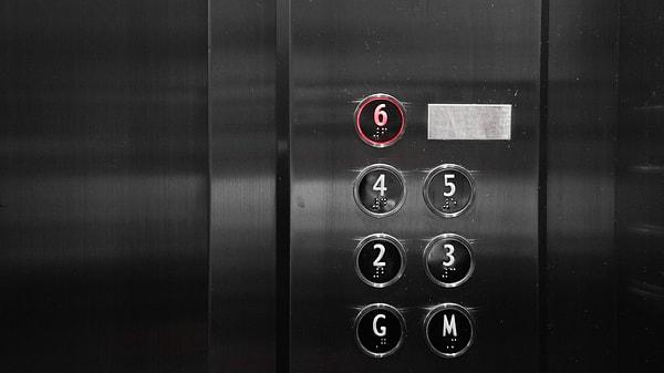 5. Herkesin çok iyi bildiği ama panik anında dikkat etmediği şeylerden biri de asansör kullanımıdır. Asla asansörü kullanmayın. Merdivenlerden inerek binayı olabildiğince çabuk terk edin.