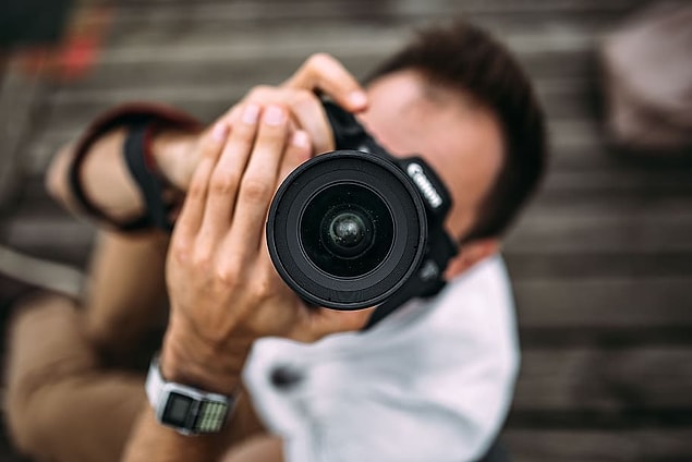 4. Fotoğraf makinesiyle hem kamufle olup hem de sanatçılığıyla dikkat çekmek isteyenler