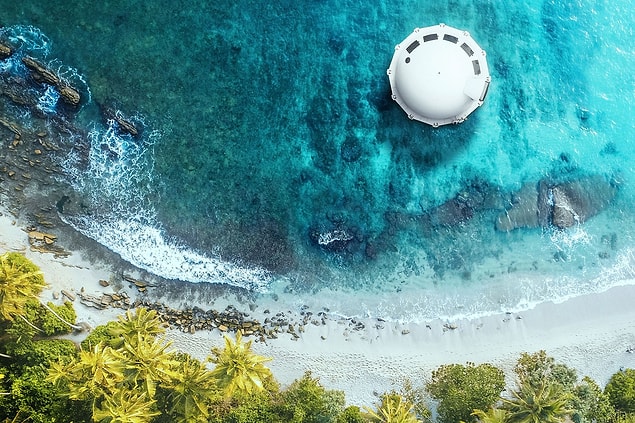 Suyun üzerine inmiş bir ufo gibi gözüken bu araç, tamamen geri dönüştürülebilen malzemelerden üretildi.