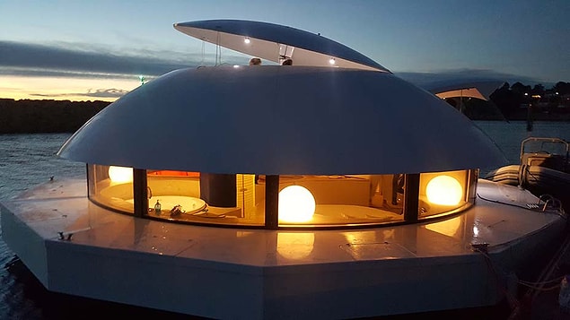 Yüzen otel odası, tepesinde yer alan güneş enerjisi panelleriyle kendi enerji ihtiyacını karşılayabiliyor.