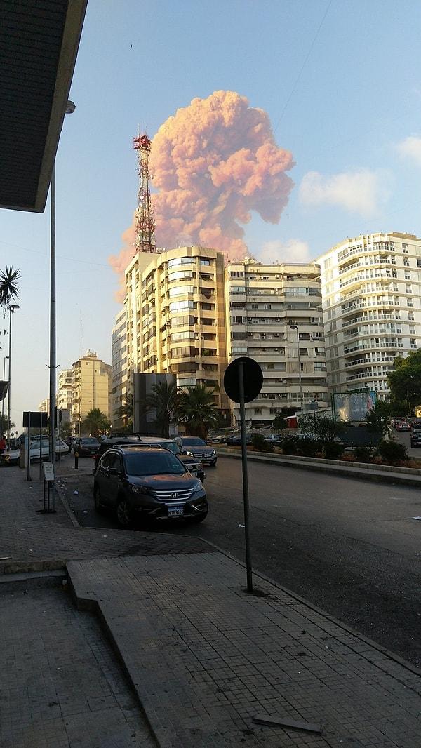 1. Hem patlama anı hem de sonrası Beyrut'un içerisinde bulunduğu durumu gösteren kareler için buyurun.