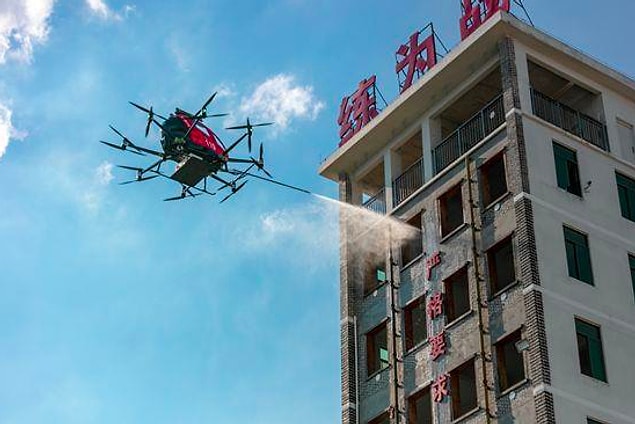 Altı adet yangın söndürme bombası ve 150 litre köpük taşıma kapasitesi bulunan drone 5 kilometre menzile sahip.