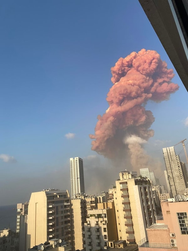 «Момент взрыва через окно моего дома».