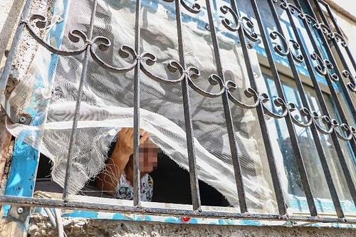 Uzaklaştırma Kararına Rağmen Eve Girip Eşini Bıçakladı ve Serbest Kaldı: 'İlla Ölmem mi Gerek?'