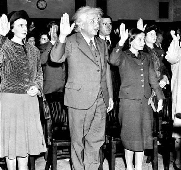 14. Einstein ve kızı Almanya'ya ve Nazi yönetimine dönmemek için ABD vatandaşlığına geçiyor.