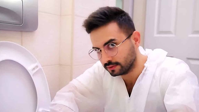 13. “Eğer kendimi pis hissediyorsam ya da evim pisse asla yemek yiyemem. Önceliğim her zaman duş ve bulaşıklardır.”