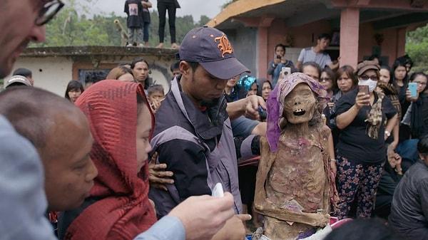 10. Endonezya'nın yağmur ormanlarının içerisinde yaşayan Torajalar dünyadaki en ürpertici cenaze töreni adetine sahip...