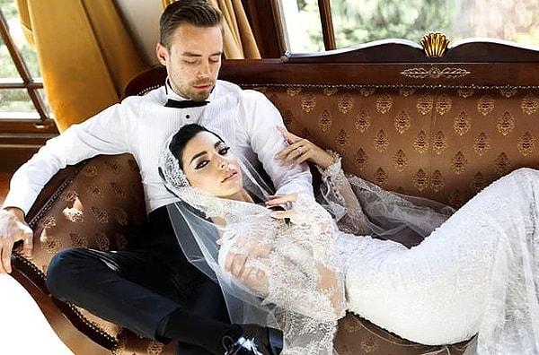 Çıkmazın bir diğer sakinleri Merve Boluğur ve Murat Dalkılıç, 2015 yılında büyük bir aşkla nikâh masasına oturdu.