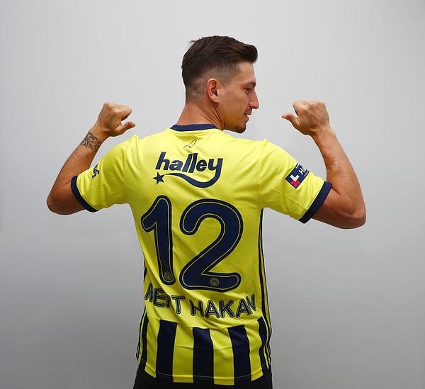 Videonun başındaki "Fenerbahçe bir oyuncuya talip olursa o oyuncu mutlaka çubuklu formayı giyecektir" sözü bu transfer için yarıştıkları Galatasaray'a bir gönderme olarak yorumlandı.