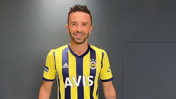 Fenerbahçe, ''Her yarım kalan hikaye, bir mutlu sonu hak eder...'' notuyla günün ikinci transferi olan Gökhan Gönü'ü de açıkladı