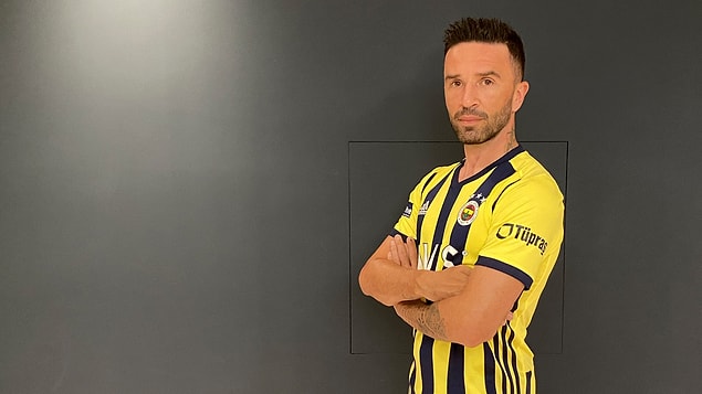 Fenerbahçe’nin Gökhan Gönül’ü açıkladığı videoda, Gökhan Gönül evinde sakladığı Benfica maçında sahada yer aldığı formayı çıkartarak yeni sezon formasını giydi.