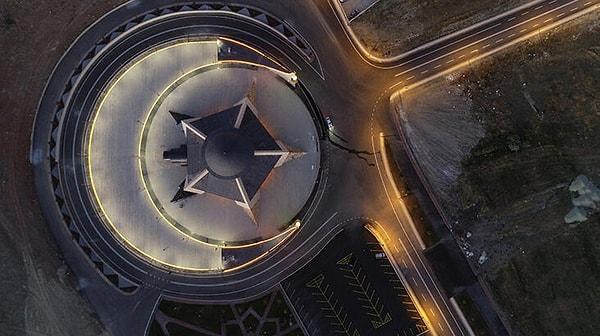 Sivas'ta yapımına 2017 yılında başlanan ve 'ay-yıldız' şeklindeki mimarisiyle dikkat çeken cami tamamlandı.