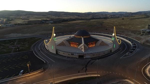 Camideki açık ve kapalı alanlarda toplamda 8 bin 400 kişi aynı anda ibadetini yapacak.