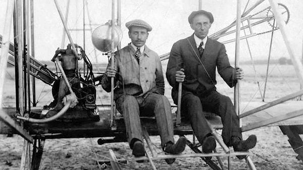 3. İlk motorlu uçağın mucidi 'Wright Kardeşler' yalnızca tek bir kez birlikte uçabildiler. Babaları bir kaza olması durumunda iki oğlunu birden kaybetmemek için kardeşlere birlikte uçmayacaklarına dair söz verdirmişti.